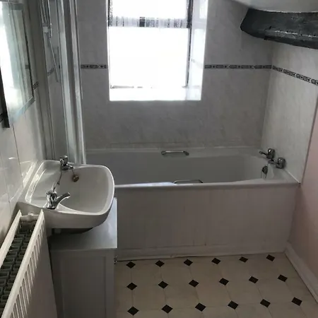 The Cottage, Cosy 2 Bedroom Pet Friendly Perfect For Contractors Free Secure Parking,cctv Лідс