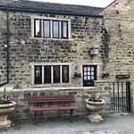 Holiday home The Cottage, Cosy 2 Bedroom Pet Friendly Perfect For Contractors Free Secure Parking,cctv Leeds (West Yorkshire)