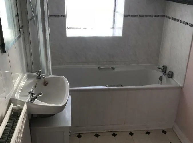 The Cottage, Cosy 2 Bedroom Pet Friendly Perfect For Contractors Free Secure Parking,cctv Leeds (West Yorkshire)